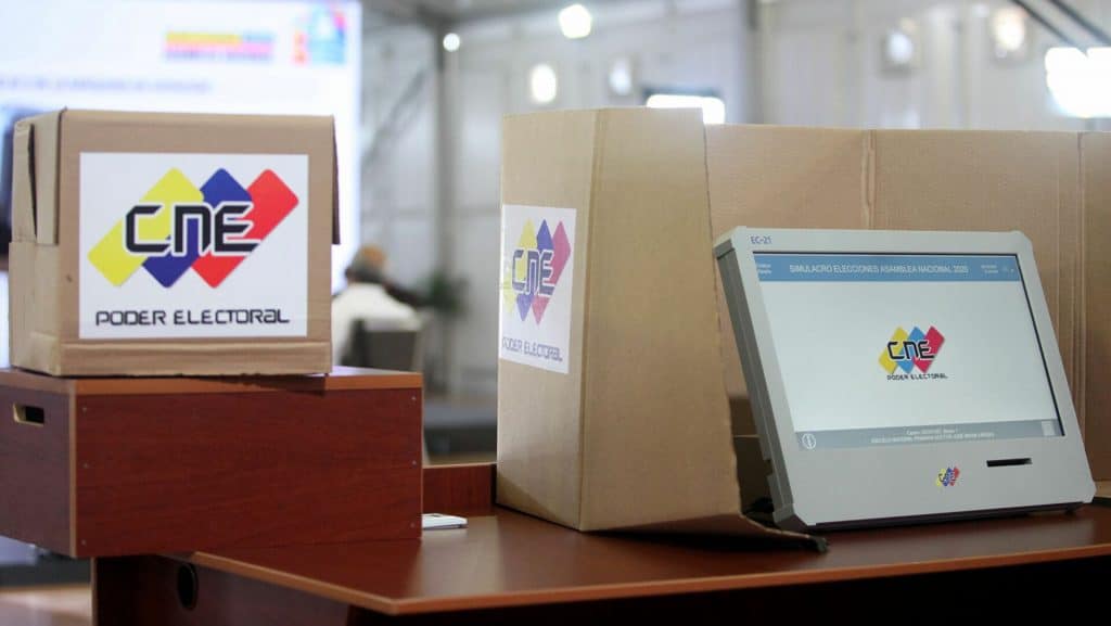 Funcionario militar hostiga verbalmente a periodista en cobertura del simulacro electoral