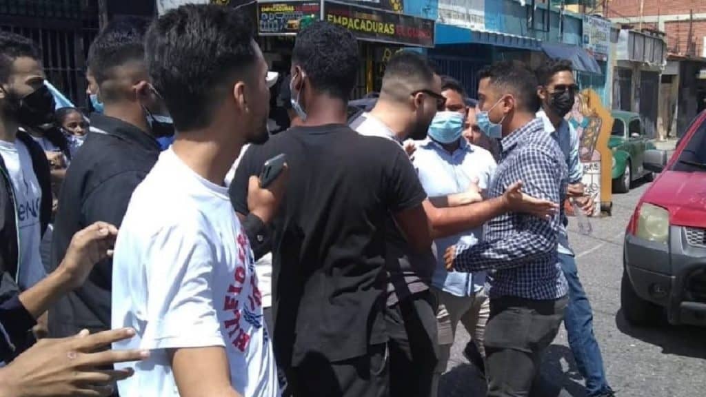 Partidarios de la oposición intentaron impedir cobertura del reportero gráfico Daniel Sosa