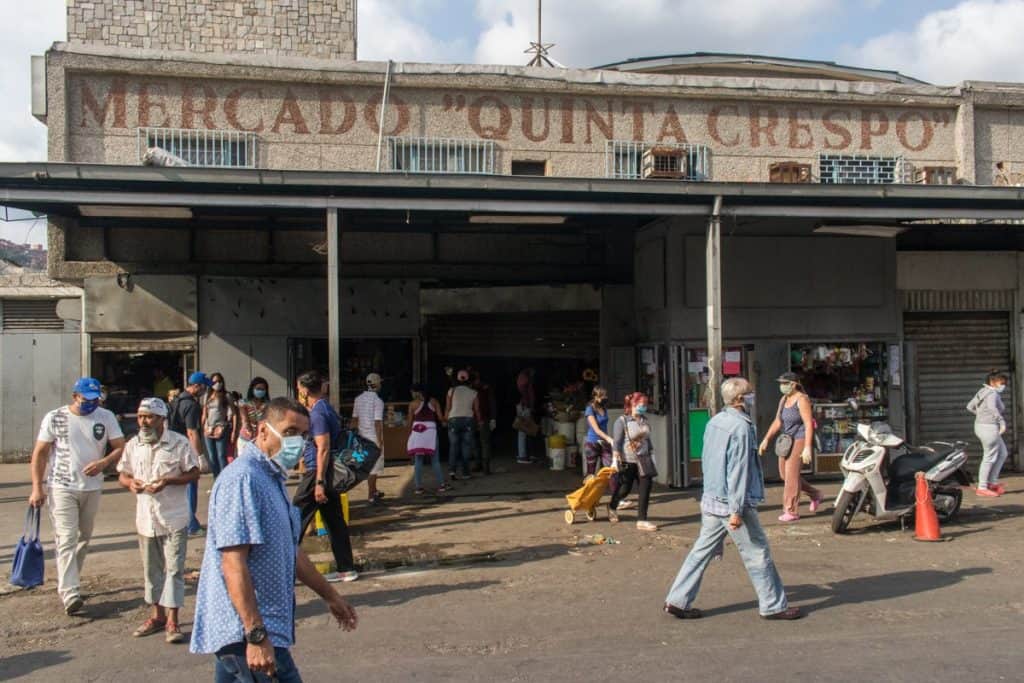 Periodista Víctor Ugas es hostigado en el mercado de Quinta Crespo